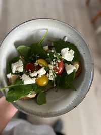 Dinkelbrot mit frischem Spinat, Feta tomaten und Kr&auml;uter 